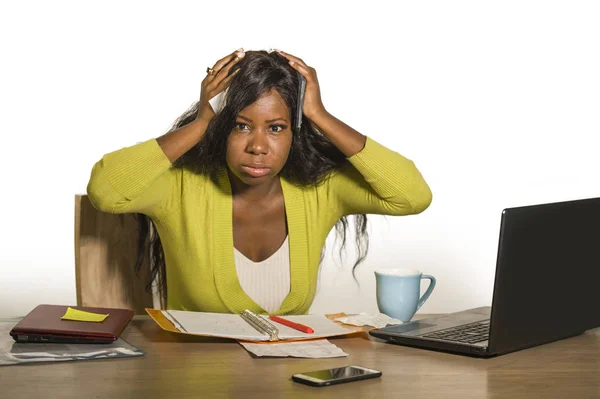 Jovem Atraente Estressado Sobrecarregado Preto Afro Americano Mulher Trabalhando Chateado — Fotografia de Stock