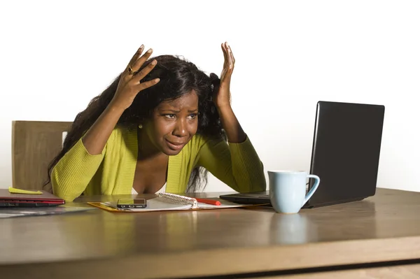 Jovem Atraente Estressado Sobrecarregado Preto Afro Americano Mulher Trabalhando Chateado — Fotografia de Stock