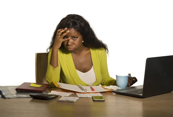 Jovem Atraente Estressado Sobrecarregado Preto Afro Americano Mulher Trabalhando Chateado — Fotografia de Stock