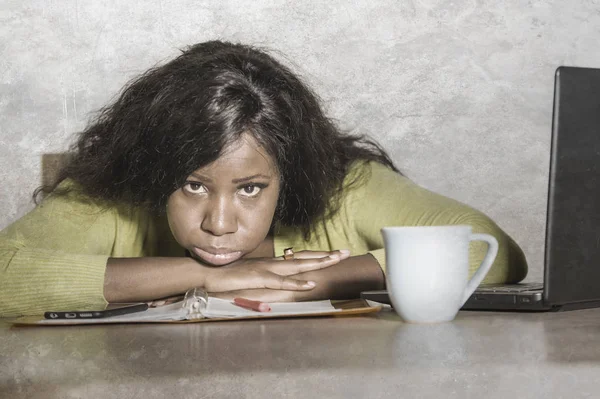 Jovem Atraente Infeliz Exausto Preto Afro Americano Mulher Trabalhando Preguiçoso — Fotografia de Stock