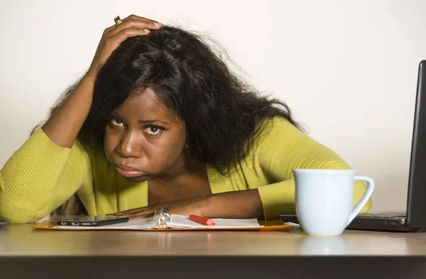 Jovem Atraente Infeliz Exausto Preto Afro Americano Mulher Trabalhando Preguiçoso — Fotografia de Stock