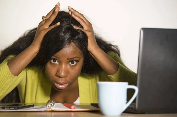 비즈니스 문제에 좌절을 매력적인 아프리카계 미국인 사무실 컴퓨터 책상에서 월요일에 — 스톡 사진