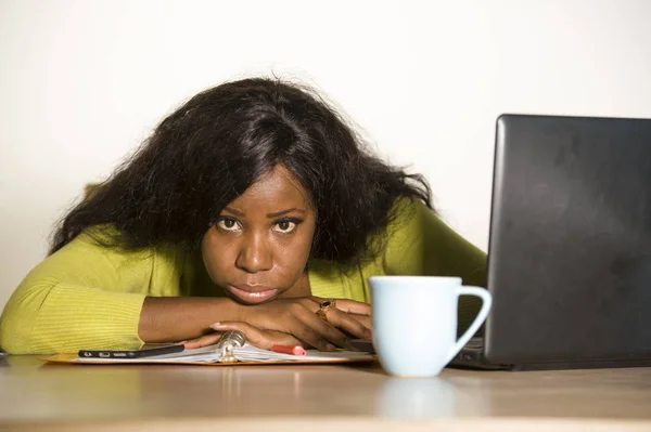 비즈니스 문제에 좌절을 매력적인 아프리카계 미국인 사무실 컴퓨터 책상에서 월요일에 — 스톡 사진