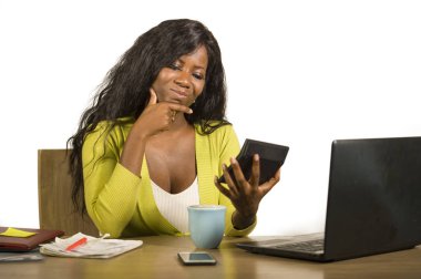 Genç vurguladı ve sinir bozucu kadın evde çalışan office bilgisayar Resepsiyon muhasebe giderleri ile hesap makinesi duygu üzgün ve bunalmış hesaplamak bütçe üzerinde beyaz izole 