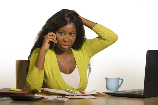 Genç Çekici Yoğun Siyah Afro Amerikan Kadını Evde Çalışan Office — Stok fotoğraf