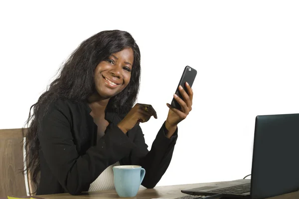 Giovane Donna Affari Afro Americana Felice Attraente Che Lavora Alla — Foto Stock