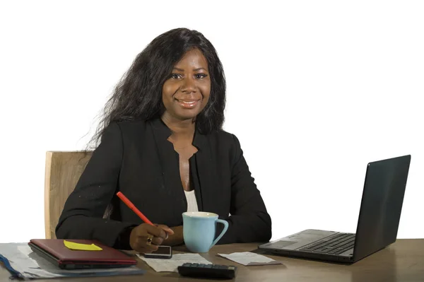 Jovem Feliz Atraente Negra Afro Americana Empresária Trabalhando Escritório Mesa — Fotografia de Stock