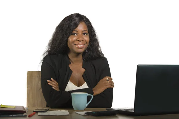 Joven Feliz Atractivo Negro Afro Estadounidense Mujer Negocios Que Trabaja —  Fotos de Stock