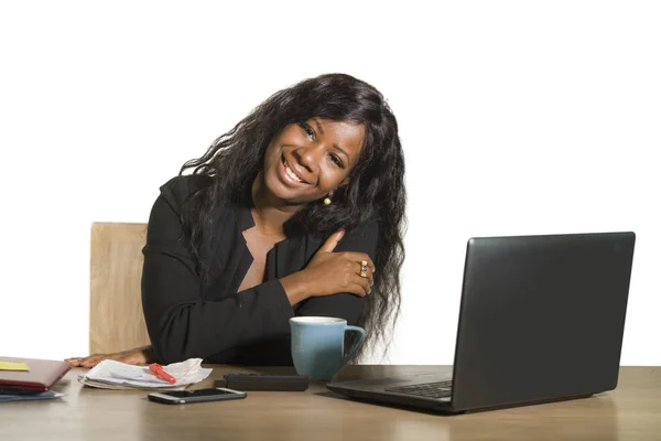 Joven Feliz Atractivo Negro Afro Estadounidense Mujer Negocios Que Trabaja —  Fotos de Stock