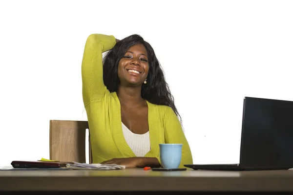 Joven Feliz Atractivo Negro Afroamericana Mujer Negocios Sonriendo Alegre Seguro —  Fotos de Stock