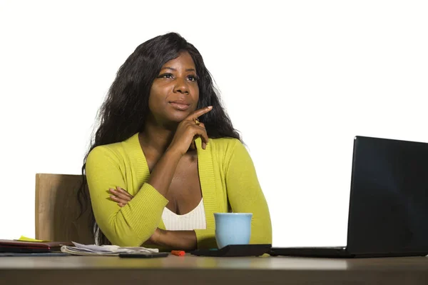 Joven Atractivo Reflexivo Negro Mujer Negocios Afroamericana Que Trabaja Oficina —  Fotos de Stock