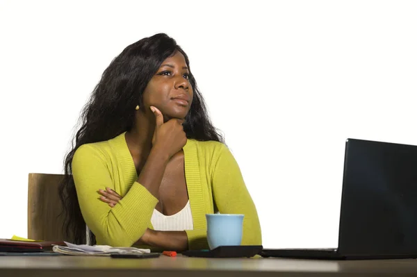 Молодая Привлекательная Вдумчивая Чернокожая Афро Американская Деловая Женщина Работающая Офисным — стоковое фото