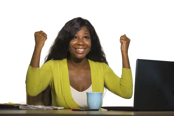 Jeune Heureuse Attrayante Femme Affaires Afro Américaine Noire Souriante Joyeuse — Photo