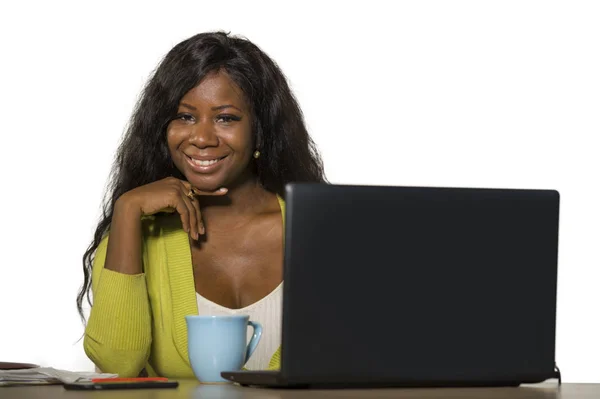 Joven Feliz Atractivo Negro Afroamericano Mujer Negocios Sonriendo Alegre Seguro —  Fotos de Stock