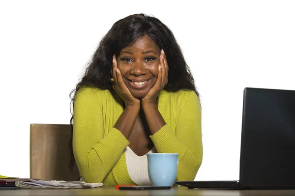 Молодая Счастливая Привлекательная Чернокожая Афроамериканская Деловая Женщина Улыбающаяся Бодрой Уверенной — стоковое фото