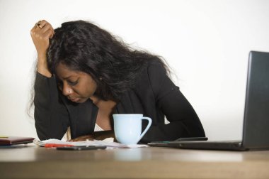 Genç depresif ve duygu üzgün ve overworked depresyon ve anksiyete sorunu office bilgisayar masası stres içinde çalışan siyah Afrika kökenli Amerikalı iş kadın boğulmuş