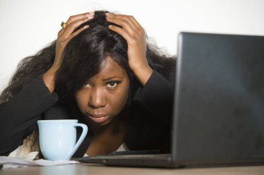Genç depresif ve duygu üzgün ve overworked depresyon ve anksiyete sorunu office bilgisayar masası stres içinde çalışan siyah Afrika kökenli Amerikalı iş kadın boğulmuş