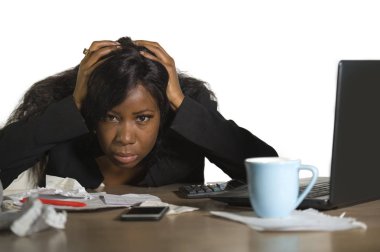 stres duygu umutsuz ve yorgun yanmış ve kızgın beyaz arka plan üzerinde izole office bilgisayar masasında çalışan genç kızgın ve üzgündüm siyah Afrika kökenli Amerikalı iş kadını