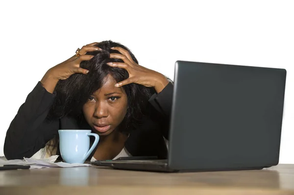 若いうつ病と圧倒される黒いアフリカ系アメリカ人ビジネス女性が動揺し 過労を感じてオフィスのコンピューターのデスクでイライラ働いてストレスや不安の問題に苦しんで — ストック写真