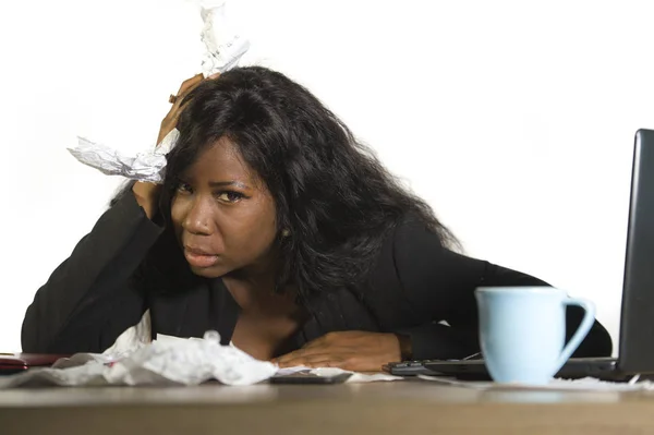 Giovane Donna Affari Afro Americana Depressa Sopraffatta Che Lavora Frustrata — Foto Stock