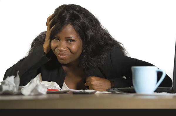 Jovem Irritado Chateado Negro Afro Americano Mulher Negócios Trabalhando Stress — Fotografia de Stock