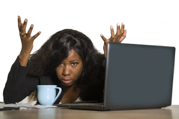 Junge Deprimierte Und Überforderte Schwarzafrikanisch Amerikanische Geschäftsfrau Die Frustriert Bürocomputer — Stockfoto