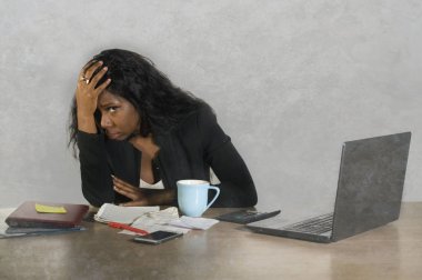 iş stres sorunu karışıklık evrak üzgün endişeli ve bunalmış duygu office bilgisayar masasında çevrili ağlıyor umutsuz ve depresif siyah Afro-Amerikan işkadını