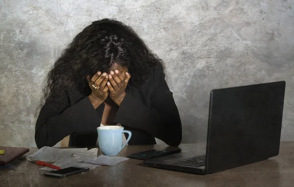 ビジネス ストレス問題で混乱書類に囲まれて不安と圧倒される感じのオフィスのコンピューターのデスクで悲しい泣いて必死と落ち込んだの黒アフリカ系アメリカ人実業家 — ストック写真