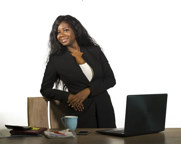 Escritório Empresa Corporativa Retrato Jovem Feliz Atraente Negra Mulher Negócios — Fotografia de Stock