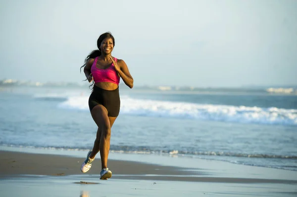Ung Glad Och Attraktiva African American Löpare Kvinna Utövar Kör — Stockfoto