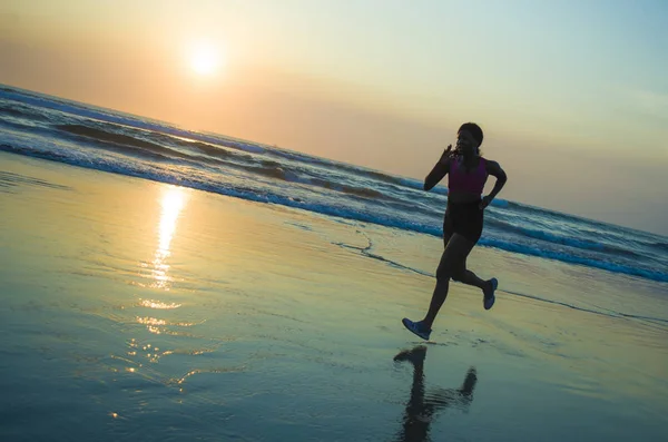 Sziluettjét Fiatal Boldog Vonzó Afro Amerikai Futó Gyönyörű Strandon Jogging — Stock Fotó