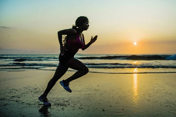 Siluett Ung Glad Och Attraktiva African American Löpare Kvinna Tränar — Stockfoto