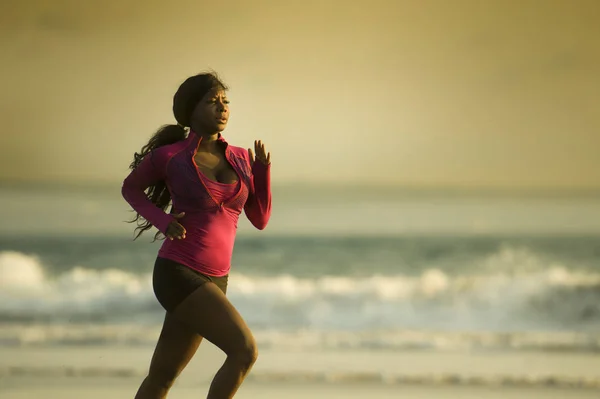 Junge Glückliche Und Attraktive Afrikanisch Amerikanische Läuferin Die Beim Lauftraining — Stockfoto