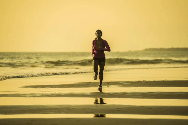 Junge Glückliche Und Attraktive Afrikanisch Amerikanische Läuferin Die Beim Lauftraining — Stockfoto