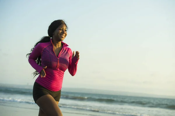 Ung Glad Och Attraktiva African American Löpare Kvinna Utövar Kör — Stockfoto