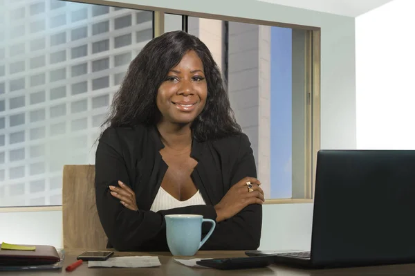 办公室企业纵向年轻的快乐和有吸引力的黑人非洲裔美国女实业家在电脑桌上的自信在财务业务成功和公司生活方式微笑满意 — 图库照片