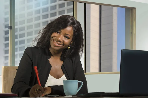 Escritório Retrato Corporativo Jovem Feliz Atraente Negra Mulher Negócios Afro — Fotografia de Stock