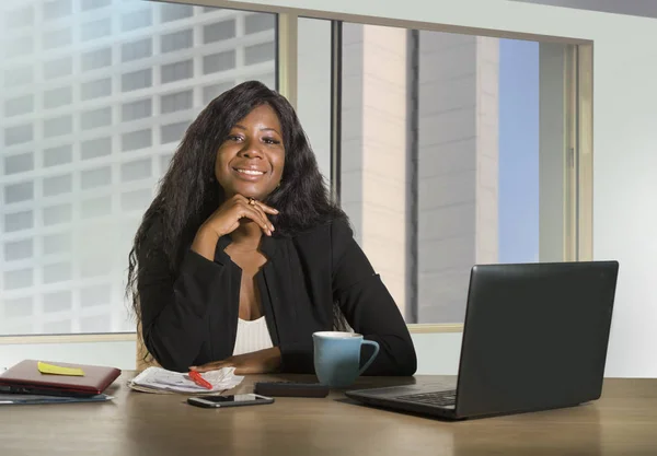 Retrato Corporativo Oficina Joven Mujer Negocios Afroamericana Negra Feliz Atractiva —  Fotos de Stock