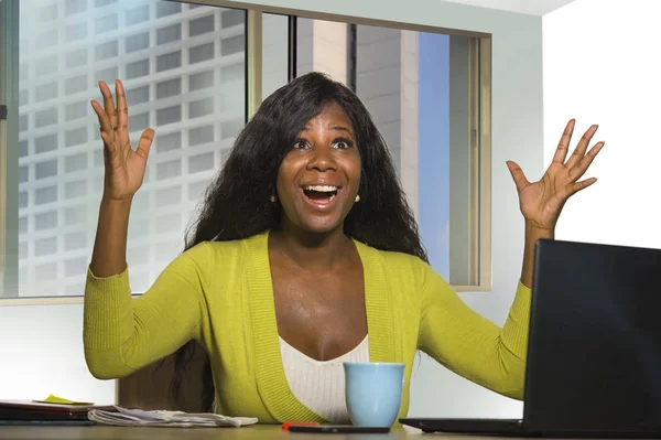 Joven Feliz Atractiva Negra Afroamericana Mujer Negocios Sonriente Alegre Seguro —  Fotos de Stock