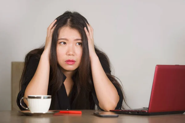 Jovem Bonito Triste Deprimido Asiático Coreano Empresária Trabalhando Stress Escritório — Fotografia de Stock