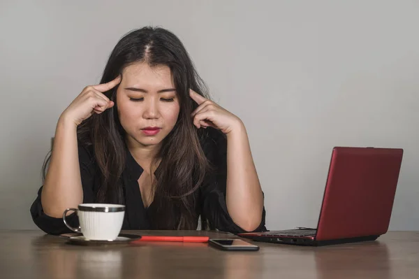 Jovem Bonito Triste Deprimido Asiático Coreano Empresária Trabalhando Stress Escritório — Fotografia de Stock