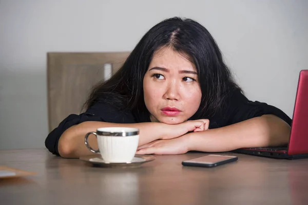 Jovem Bonito Triste Deprimido Asiático Coreano Empresária Trabalhando Stress Escritório — Fotografia de Stock