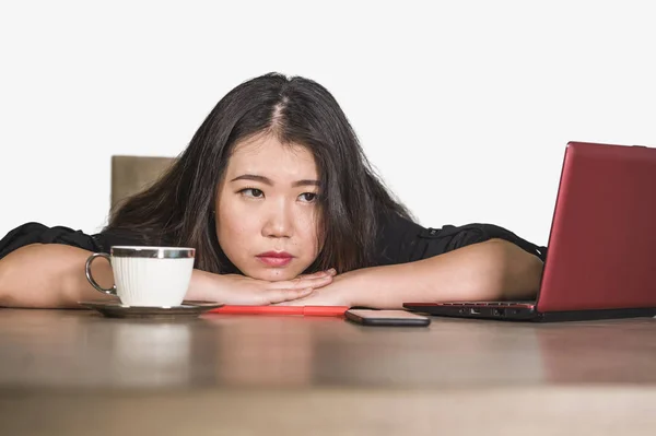 Молодая Красивая Грустная Подавленная Азиатская Корейская Деловая Женщина Работающая Стрессе — стоковое фото