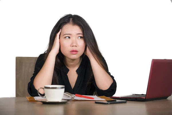 Młody Piękny Smutny Przygnębiony Azjatycki Chiński Biznes Kobieta Pracuje Stres — Zdjęcie stockowe