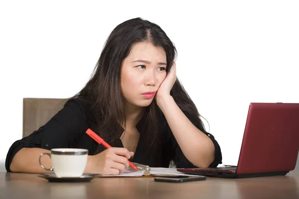 Jovem Bonito Triste Deprimido Asiático Chinês Empresária Trabalhando Stress Escritório — Fotografia de Stock