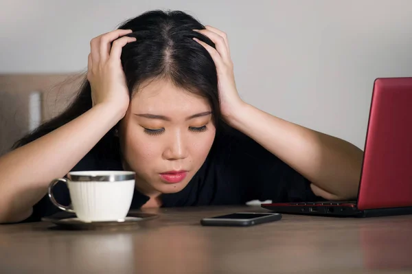 Jovem Bonito Triste Deprimido Asiático Chinês Empresária Trabalhando Stress Escritório — Fotografia de Stock