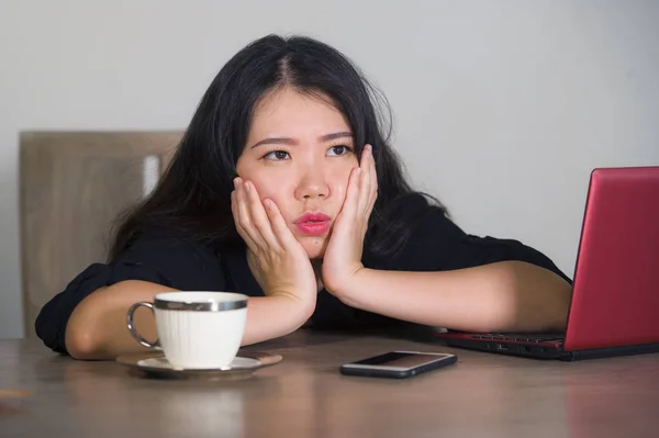 Genç Güzel Üzgün Depresyonda Asya Çin Işkadını Çalışma Üzgün Ofis — Stok fotoğraf