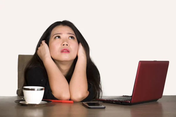 Jovem Bonito Triste Deprimido Asiático Chinês Empresária Trabalhando Stress Escritório — Fotografia de Stock