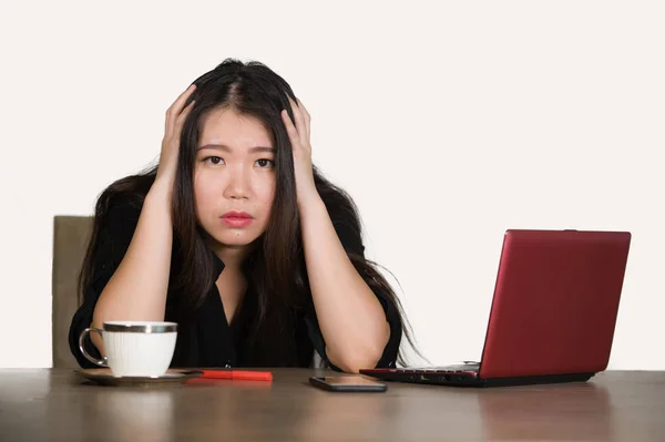 Jovem Bonito Triste Deprimido Asiático Chinês Empresária Trabalhando Stress Escritório — Fotografia de Stock