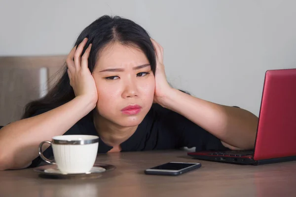 아시아 사무실 컴퓨터 데스크 느낌과 우울증 좌절에서 스트레스에서 — 스톡 사진